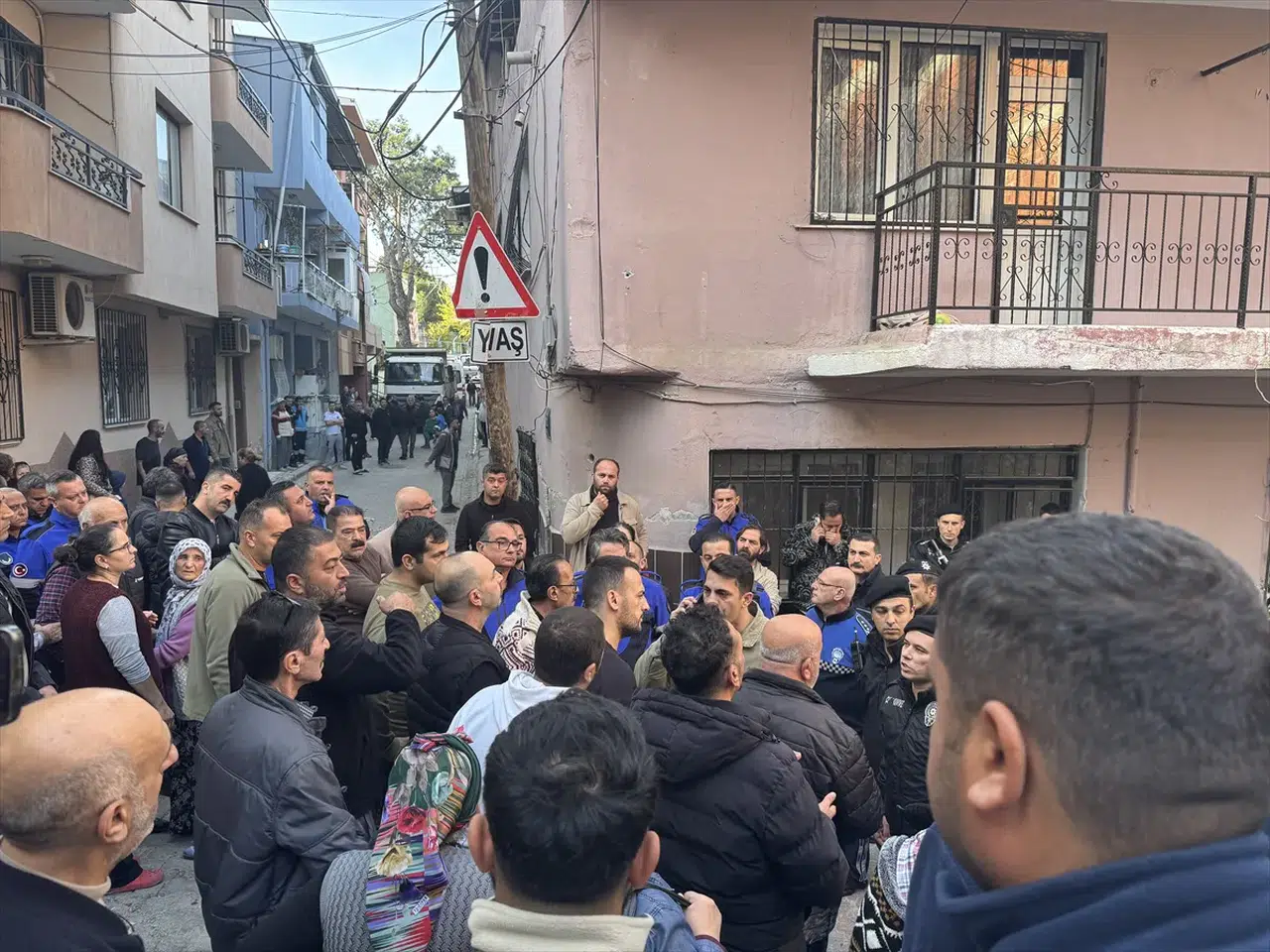 İzmir'de tünel çalışmaları nedeniyle hasar alan evlerin tahliyesinde gerginlik