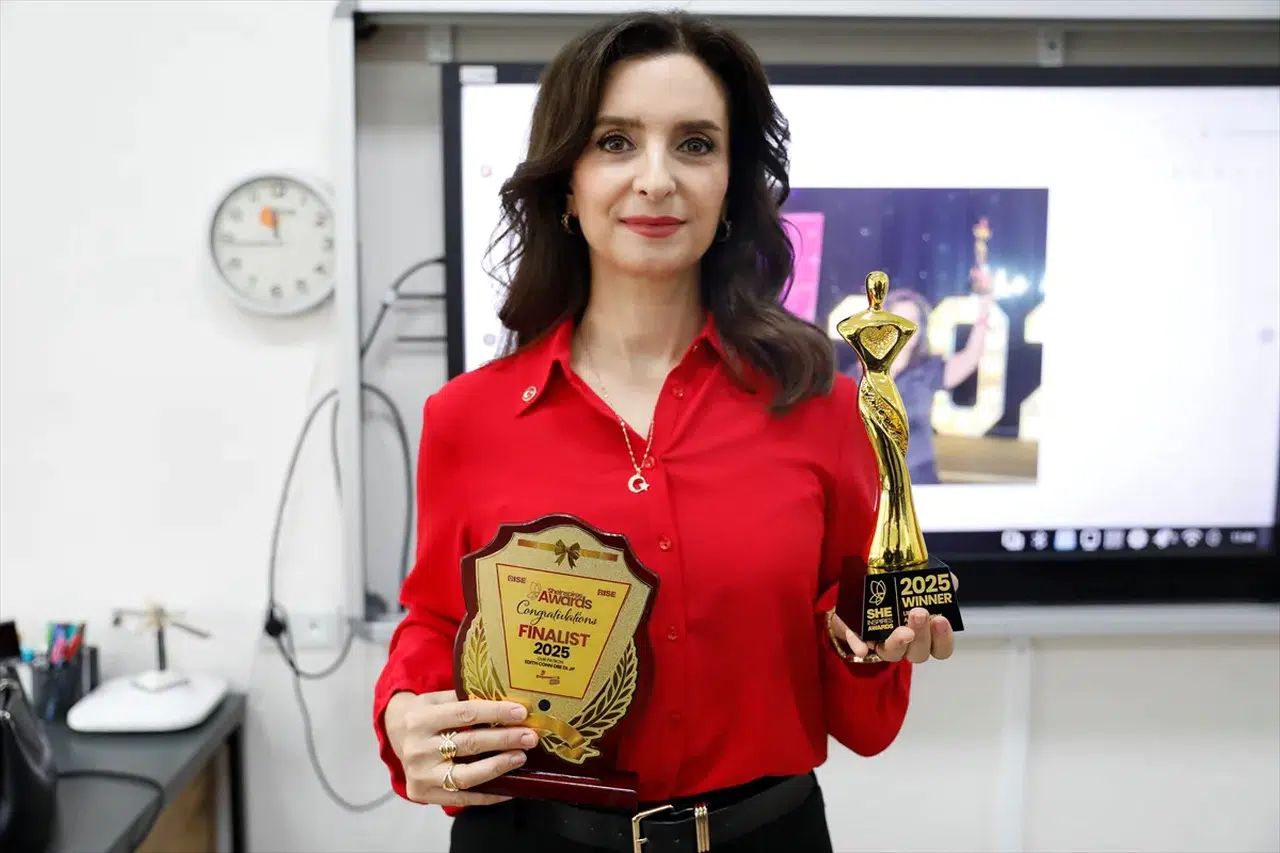 Türk öğretmen Hacer Kılıçkıran’a İngiltere’den büyük ödül