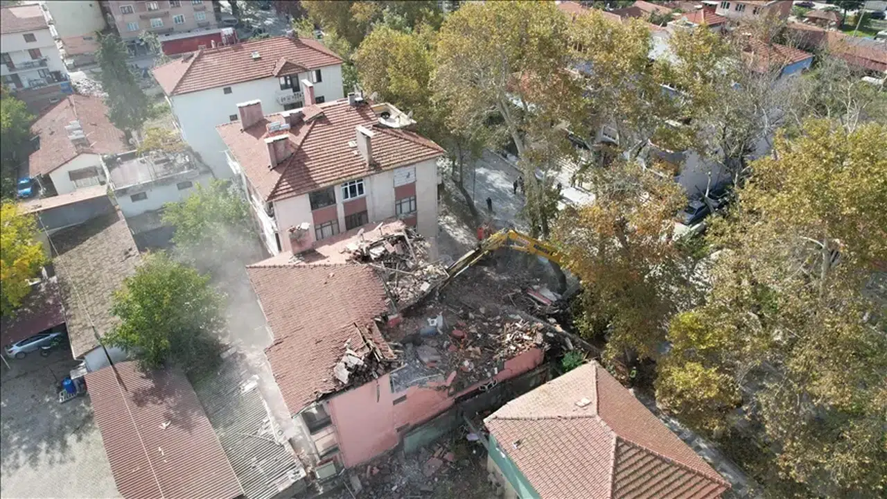 Bakan Kurum açıkladı: Sındırgı'da 760 bağımsız bölüm hasarlı