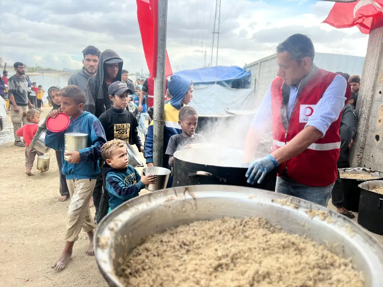 Türk Kızılay'dan Gazze'de günde 35 bin kişiye sıcak yemek desteği