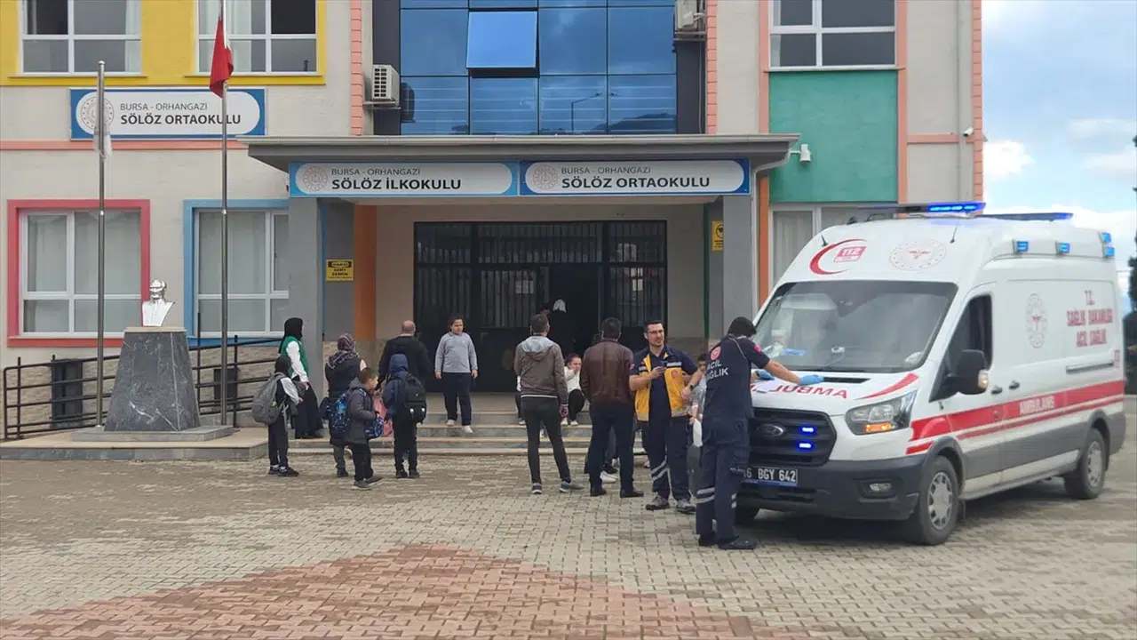 Bursa'da 23 öğrenci gıda zehirlenmesi şüphesiyle hastaneye kaldırıldı