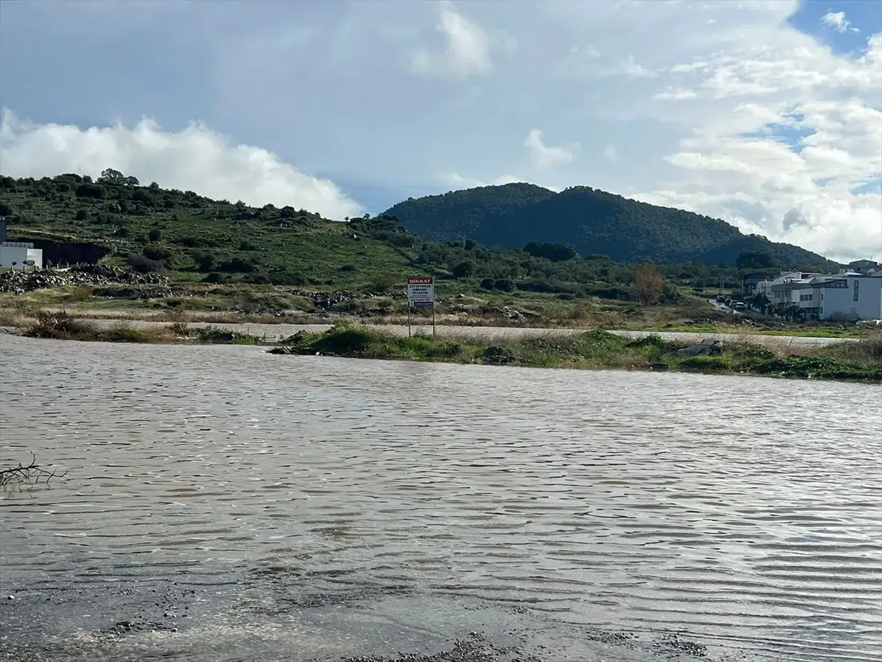 İzmir’de sağanak yağış: Yollar çöktü, minare devrildi