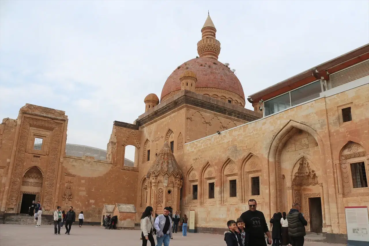 İshak Paşa Sarayı ara tatilde ziyaretçi akınına uğradı
