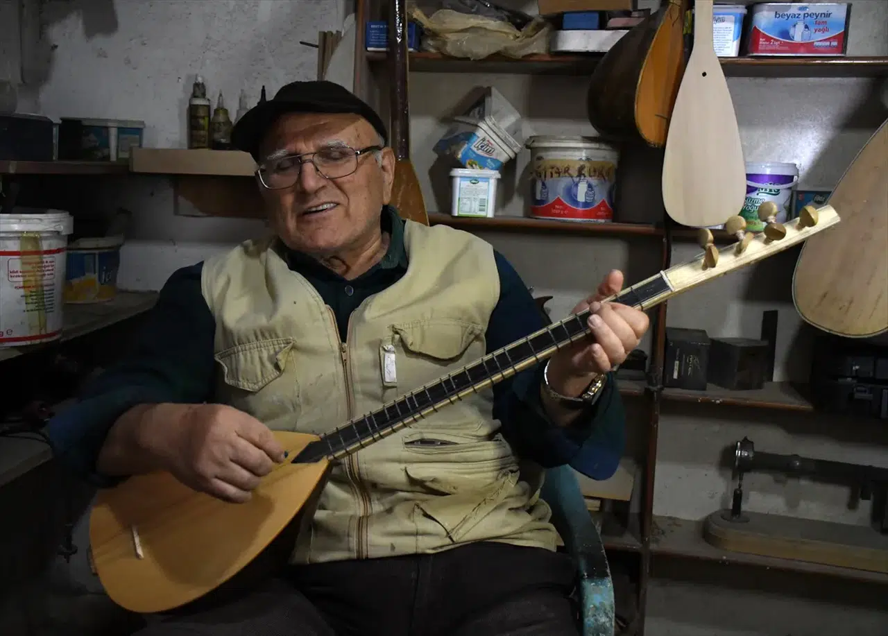 Emekli öğretmen bağlamayı hem çalıyor hem üretiyor