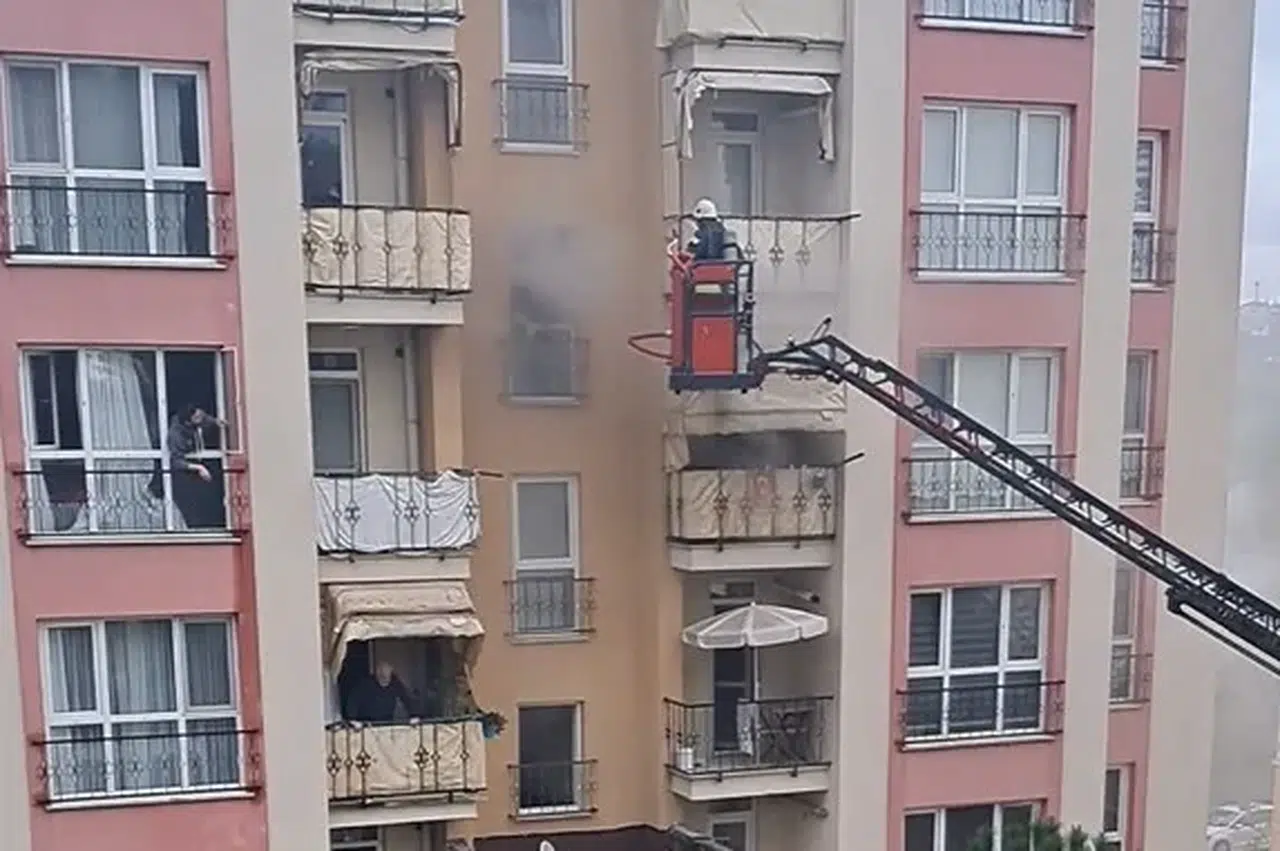 Kahraman itfaiyeci maskesini vatandaşa verdi