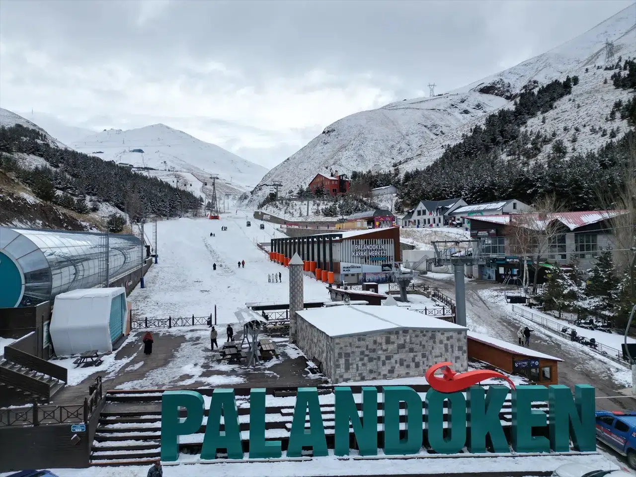 Palandöken'de kayak sezonu depolanan karla başlıyor