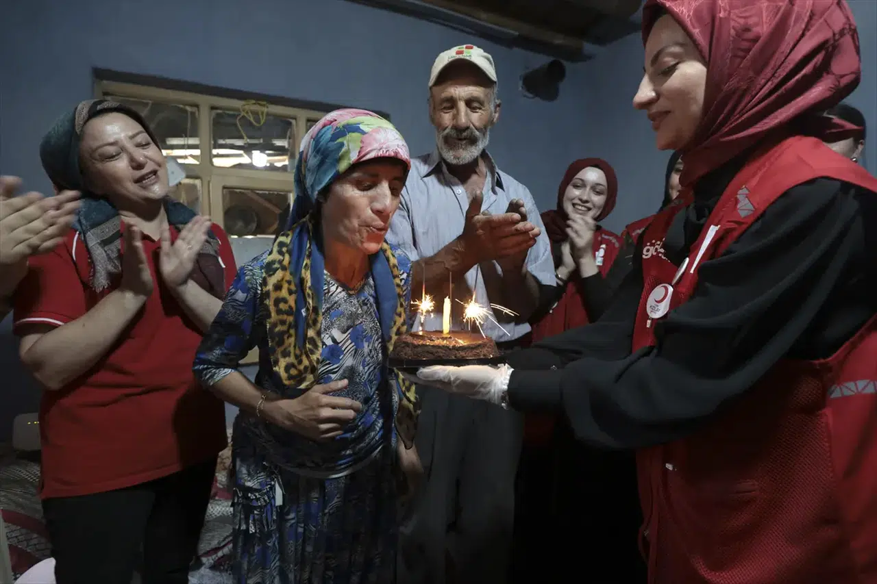 Konya'da Türk Kızılay'dan engelli kıza anlamlı doğum günü sürprizi