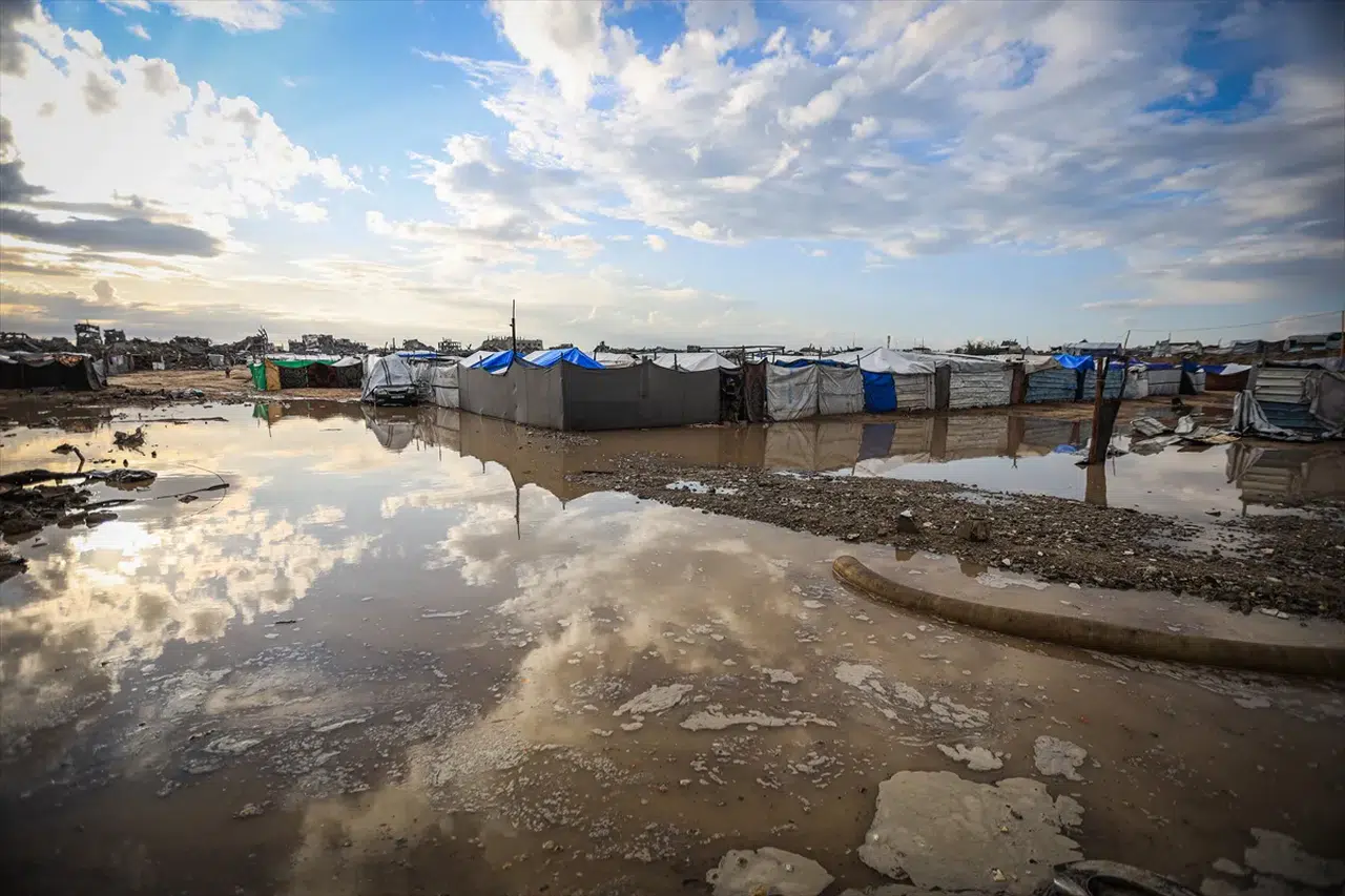 Gazze'de şiddetli yağış sonrası binlerce çadır sular altında kaldı