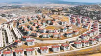 Bakan Kurum, depremzede ailenin yeni yuvasındaki bayram sevincini paylaştı