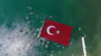 Sapanca Gölü’nde 1923 metrekarelik Türk bayrağı açıldı