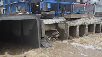 İzmir’de sağanak yağış: Yollar çöktü, minare devrildi