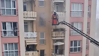 Kahraman itfaiyeci maskesini vatandaşa verdi