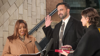 Mamdani, Kur’an’a el basarak New York’un ilk Müslüman belediye başkanı olarak göreve başladı