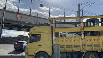 Fatih'te tren raylarının bulunduğu üst geçide tır çarptı