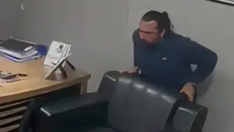 Kendi kendine Heimlich manevrası ile hayata tutundu