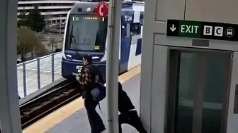 ABD’de korku dolu anlar: Yolcuyu trenin altına itmeye kalktı