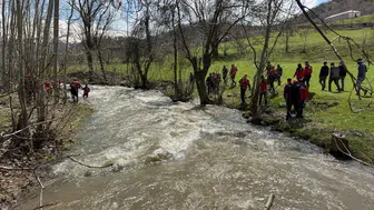 Dereye düşen 8 yaşındaki çocuk her yerde aranıyor