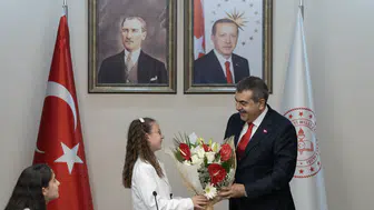 MEB'de 23 Nisan töreni: Bakanlık koltuğuna 11 yaşındaki Defne oturdu