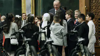 Cumhurbaşkanı Erdoğan Külliye'de çocukları ağırladı