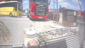 Beylikdüzü’nde freni arızalanan İETT otobüsü tıra çarptı: Şoför yaralandı