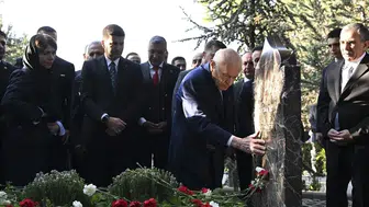 MHP lideri Bahçeli'den Alparslan Türkeş'in kabrine bayram ziyareti