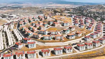 Bakan Kurum, depremzede ailenin yeni yuvasındaki bayram sevincini paylaştı