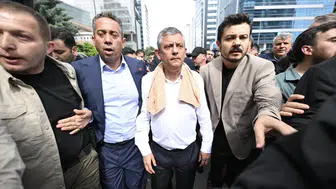 CHP Genel Merkezi’nden ayrılan Özgür Özel, TBMM’ye yürüyor