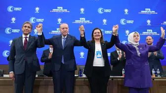 CHP’den AK Parti’ye geçiş: Cumhurbaşkanı Erdoğan, CHP’li belediye başkanlarına rozetlerini taktı