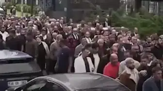 CHP Genel Merkezi önünde taşlı kavga: Mahkeme kararı sonrası ortalık karıştı