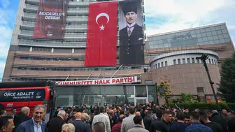 Özgür Özel CHP Genel Merkezi’nden ayrıldı: “Geri almak üzere çıkıyoruz”