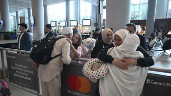 Hacılar yurda döndü: İstanbul Havalimanı'nda duygusal karşılama