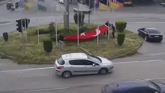 Kavşağa düşen Türk bayrağını sürücüler kaldırdı