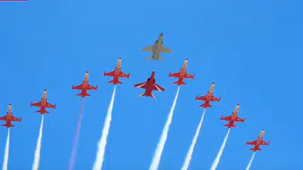 Türk havacılık tarihinde tarihi an: HÜRJET ve Türk Yıldızları’ndan 10’lu kol uçuşu