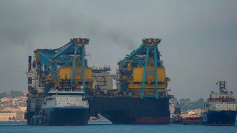 Dev vinç gemisi Saipem 7000 İstanbul Boğazı’ndan geçti