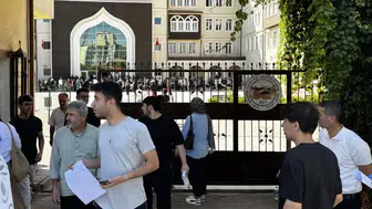 YKS maratonunda ikinci gün: Yüz binlerce aday AYT ve YDT oturumlarında ter döküyor