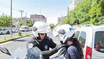 Diyarbakır’da okulları karıştıran öğrenciler polis eşliğinde sınava yetiştirildi