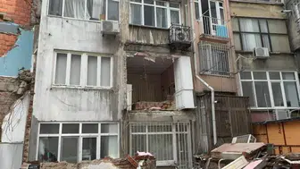 Şişli'de binanın duvarı çöktü: Mahalle sakinleri deprem zannetti