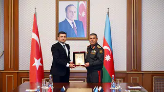 Azerbaycan Savunma Bakanı Hasanov, Baykar Yönetim Kurulu Başkanı Bayraktar ile bir araya geldi