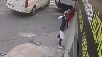 Türk bayrağını yere atan şüpheli yakalandı