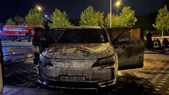 Kayseri’de şarjdaki elektrikli otomobil alev aldı: Müdahale sırasında patlama yaşandı  