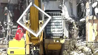 Pendik’te yıkım sırasında anlamlı hassasiyet: Kepçe operatörü Türk bayrağı için çalışmayı durdurdu