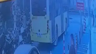Şişli’de özel halk otobüsü yayaya çarptı: Kaza anı kamerada