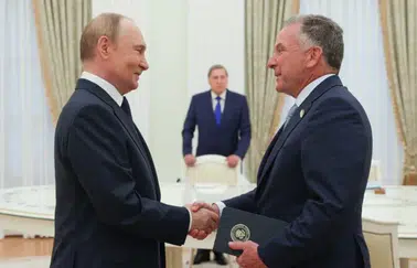 Trump'ın elçisinden Kremlin'e “övgü koçluğu”: Telefon kayıtları sızdırıldı