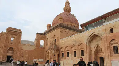 İshak Paşa Sarayı ara tatilde ziyaretçi akınına uğradı