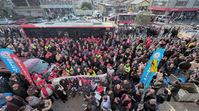 İzmir'de maaş isyanı: Belediye işçilerinden çıplak ayaklı eylem