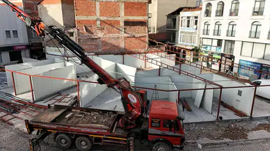 Sındırgı'da depremzede esnafa prefabrik çarşı desteği