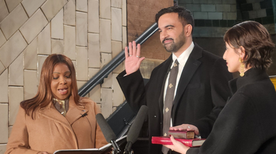 Mamdani, Kur’an’a el basarak New York’un ilk Müslüman belediye başkanı olarak göreve başladı