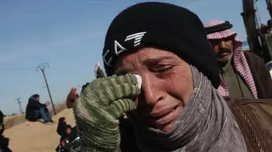 YPG/SDG'den kurtarılan Aktan Hapishanesi önünde Suriyeli aileler sevdiklerini arıyor