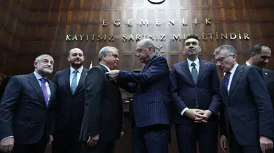 AK Parti’ye katılan 3 milletvekiline rozetlerini Cumhurbaşkanı Erdoğan taktı