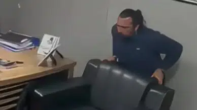 Kendi kendine Heimlich manevrası ile hayata tutundu